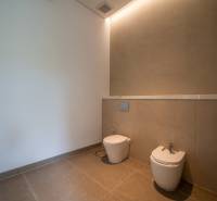 I Na predaj Luxusná vila „Tomma“ v Ubud, Bali - Toaleta a bidet v priestore vily s jednoduchým dizajnom.