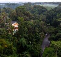 I Na predaj Luxusná vila „Tomma“ v Ubud, Bali - Vila v Bali je obklopená bujnou džungľou a tečúcou riekou.