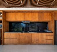 I Na predaj Luxusná vila „Tomma“ v Ubud, Bali - Kuchyňa vo vile s podlahou s dreveným dekorom a dreveným obložením.