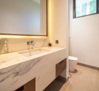 I Na predaj Luxusná vila „Tomma“ v Ubud, Bali - Kúpeľňa s umývadlom z mramoru, zrkadlom a toaletou, v štylovom dizajne.