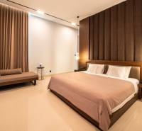 I Na predaj Luxusná vila „Tomma“ v Ubud, Bali - Posteľ v spálni s čalúneným čelom, pohovka a závesy, Vila.