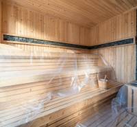 I Na predaj Luxusná vila „Tomma“ v Ubud, Bali - Sauna vo vile s drevenými lavičkami a kamennými stenami, krytá fóliou.