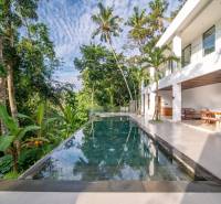 I Na predaj Luxusná vila „Tomma“ v Ubud, Bali - Vila na Bali s bazénom obklopená bujnou zeleňou a oddychovou zónou.