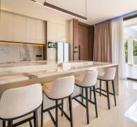 I Na predaj Luxusná vila „Tomma“ v Ubud, Bali - Kuchyňa vo Vile s mramorovým ostrovčekom a pohodlnými barovými stoličkami.