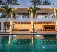 I Na predaj Luxusná vila „Tomma“ v Ubud, Bali - Vila v Bali s bazénom, palmami a osvetlenou terasou s výhľadom do exteriéru.