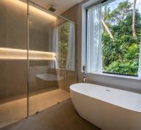 I Na predaj Luxusná vila „Tomma“ v Ubud, Bali - Kúpeľňa vo vile s vaňou, sprchovacím kútom a veľkým oknom s výhľadom na zeleň.