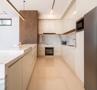 I Na predaj Luxusná vila „Tomma“ v Ubud, Bali - Kuchyňa vo Vile s mramorovou pracovnou doskou, vstavanými spotrebičmi a podlahou s dreveným dekorom.