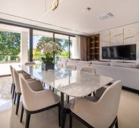 I Na predaj Luxusná vila „Tomma“ v Ubud, Bali - Luxusná obývačka vily s mramorovým stolom a veľkými oknami s výhľadom.