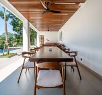 I Na predaj Luxusná vila „Tomma“ v Ubud, Bali - Jedálenský priestor vo vile s výhľadom na bazén a terasu, skombinovaný so stropným ventilátorom.