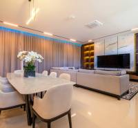 I Na predaj Luxusná vila „Tomma“ v Ubud, Bali - Priestranná obývacia izba vo vile s jedálenským stolom a pohodlnou sedacou súpravou.