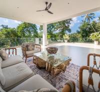 I Na predaj Luxusná vila „Tomma“ v Ubud, Bali - Vila na Bali s terasou, pohovkou, skleneným stolom a výhľadom na džungľu.