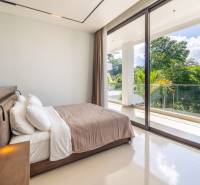 I Na predaj Luxusná vila „Tomma“ v Ubud, Bali - Spálňa vo vile s výhľadom na zeleň, veľké okná a pohodlná posteľ.