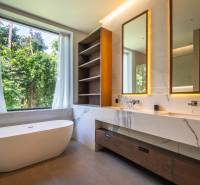 I Na predaj Luxusná vila „Tomma“ v Ubud, Bali - Kúpeľňa vo vile s vaňou, veľkým oknom na les, mramorovým umývadlom a policami.