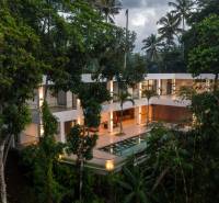 I Na predaj Luxusná vila „Tomma“ v Ubud, Bali - Luxusná vila v Bali obklopená tropickou zeleňou a bazénom v strede.