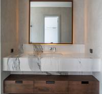 I Na predaj Luxusná vila „Tomma“ v Ubud, Bali - Kúpeľňa vo vile s mramorovým umývadlom, osvetleným zrkadlom a sprchou.