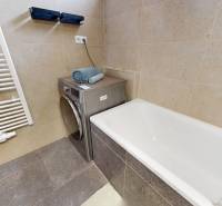 Na predaj nadštandardne zariadený 3 izb.byt, Trenčín, ul. Odevná - Kúpeľňa v 3-izbovom byte s vaňou, práčkou a uterákmi na béžových obkladoch.