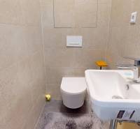 Na predaj nadštandardne zariadený 3 izb.byt, Trenčín, ul. Odevná - Kompaktná kúpeľňa so svetlými dlaždicami, umývadlom a toaletou v 3-izbovom byte.