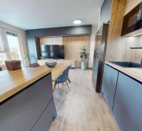 Na predaj nadštandardne zariadený 3 izb.byt, Trenčín, ul. Odevná - Kuchyňa v 3-izbovom byte s podlahou s dreveným dekorom a jedálenským stolom.