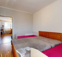 RADO I 4i byt, 90m2 I ul. Opatovská I Trenčín - Spálňa v 4-izbovom byte s posteľou, skriňou a podlahou s dreveným dekorom.