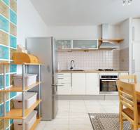 RADO I 4i byt, 90m2 I ul. Opatovská I Trenčín - Kuchyňa v 4-izbovom byte s jedálenským stolom a sklenenou stenou.