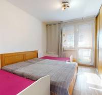 RADO I 4i byt, 90m2 I ul. Opatovská I Trenčín - Spálňa so skriňou a podlahou s dreveným dekorom v 4-izbovom byte.