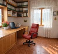Predaj, výrobný a veľkoobchodný areál v okrese Veľký Krtíš - Interiér kancelárie s červenou stoličkou, písacím stolom a policami s dokumentmi.