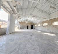 Predaj, výrobný a veľkoobchodný areál v okrese Veľký Krtíš - Priestorné výrobné priestory s odkrytými stropnými konštrukciami v meste Veľký Krtíš.