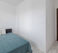 Prenájom Štýlový 2-iz bový byt pri OC Central BEZ PROVÍZIE!!!!  - Spálňa v 2-izbovom byte s posteľou, vankúšmi a drevenými dverami.