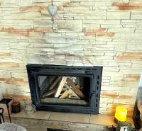 2 izb. byt CENTRUM Levice  - Krb v 2-izbovom byte s obkladom z umelého kameňa a dekoračným srdcom.