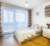 Prenájom 1-izbového bytu, Béžová, Béžová, Petržalka - REZERVOVANÉ - Svetlý 1-izbový byt s posteľou, kobercom a podlahou s dreveným dekorom.