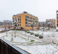 Prenájom 1-izbového bytu, Béžová, Béžová, Petržalka - REZERVOVANÉ - Sídlo obklopené zasneženými chodníkmi a zeleňou v Bratislave - Petržalke na Béžovej ulici.