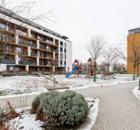 Prenájom 1-izbového bytu, Béžová, Béžová, Petržalka - REZERVOVANÉ - Bytový dom na Béžovej ulici v Bratislave - Petržalke s detským ihriskom a zimnou atmosférou.