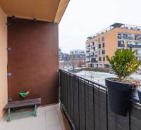 Prenájom 1-izbového bytu, Béžová, Béžová, Petržalka - REZERVOVANÉ - Balkón 1-izbového bytu na Béžovej ulici v Bratislave - Petržalke so zeleňou a lavičkou.