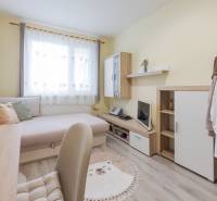 Predaj 4-izbového bytu, Vyšehradská, Vyšehradská, Petržalka - Svetlá izba s posteľou, pracovným stolom a skriňou v 4-izbovom byte.