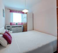 Predaj 4-izbového bytu, Vyšehradská, Vyšehradská, Petržalka - Spálňa s bielym posteľným prádlom a skrinkami, 4-izbový byt.