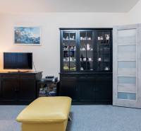 Predaj 4-izbového bytu, Vyšehradská, Vyšehradská, Petržalka - Obývacia izba v 4-izbovom byte s tmavým nábytkom, televízorom a vitrínou.