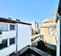 PREDAJ 1 - izbový byt, Bratislava - Ružinov, ul. Trenčianska - Výhľad z budovy na Trenčianskej ulici v Bratislave - Ružinove s okolitými domami.