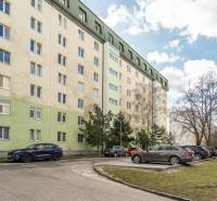 Komfortný 1,5-izbový byt s balkónom v Ružinove na predaj - Bytový dom s parkoviskom na Súmračnej ulici v Bratislave - Ružinove.