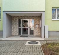 Komfortný 1,5-izbový byt s balkónom v Ružinove na predaj - Vchod do bytového domu na Súmračnej ulici v Bratislave - Ružinov.