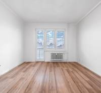 Komfortný 1,5-izbový byt s balkónom v Ružinove na predaj - Svetlá izba s podlahou s dreveným dekorom v 1-izbovom byte.