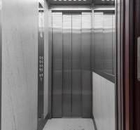 Komfortný 1,5-izbový byt s balkónom v Ružinove na predaj - Šedý výťah s kovovou kabínou a ovládacím panelom.