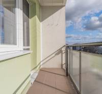 Komfortný 1,5-izbový byt s balkónom v Ružinove na predaj - Balkón 1-izbového bytu v Bratislave - Ružinove, na ulici Súmračná s výhľadom na mesto.