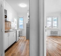 Komfortný 1,5-izbový byt s balkónom v Ružinove na predaj - Svetlá kuchyňa a obývacia izba s podlahou s dreveným dekorom v 1-izbovom byte.