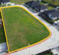 Na predaj 2 pozemky na  výstavbu RD v obci Kočovce - Rakoľuby - Pozemky - bývanie v Kočovciach, zelená plocha ohraničená zástavbou.