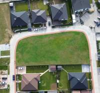 Na predaj 2 pozemky na  výstavbu RD v obci Kočovce - Rakoľuby - Letecký pohľad na rezidenčné pozemky v Kočovciach, určené pre Pozemky - bývanie.