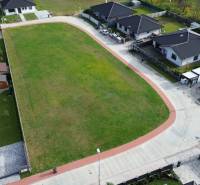 Na predaj 2 pozemky na  výstavbu RD v obci Kočovce - Rakoľuby - Letecký pohľad na pozemky pre bývanie v Kočovciach, obklopené rodinnými domami.