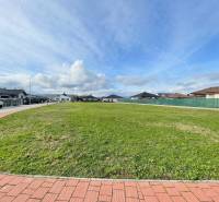 Na predaj 2 pozemky na  výstavbu RD v obci Kočovce - Rakoľuby - Záber na priestranný stavebný pozemok v Kočovciach, obklopený rodinnými domami.