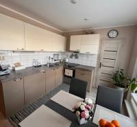 Na predaj  3-izbový byt v meste Rajec  - Kuchyňa v 3-izbovom byte so svetlými skrinkami a jedálenským stolom.