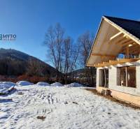 Chata pri SKI Mýto pod Ďumbierom Nízke Tatry - Zimná stavba chaty pri ulici v Mýte pod Ďumbierom v zasneženej krajine.