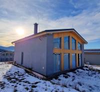 Únik z mesta, kde sa moderná architektúra stretáva s divokou prírodou? - Chata v Dolnej Lehote ponúka zasnežený výhľad na horskú krajinu a lesy.